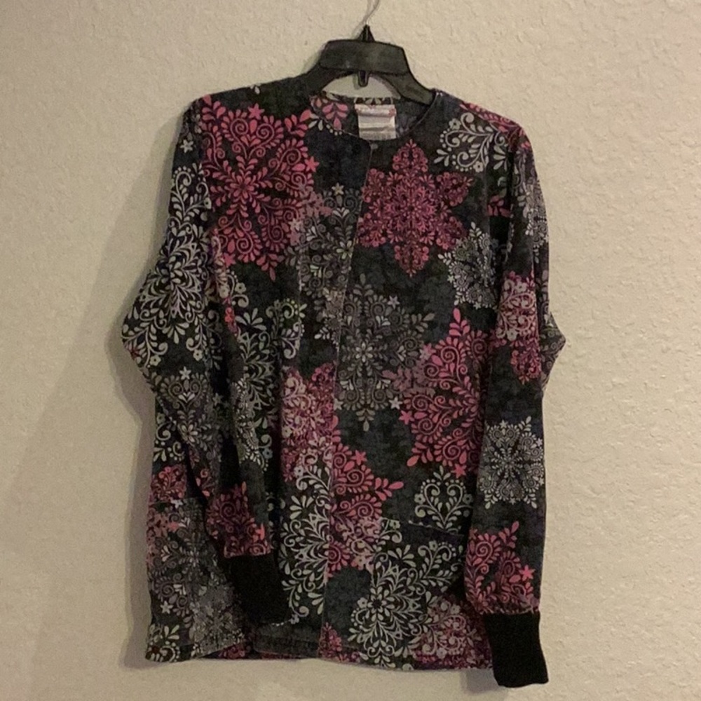 Winter scrub jacket pink and gray snowflakes.